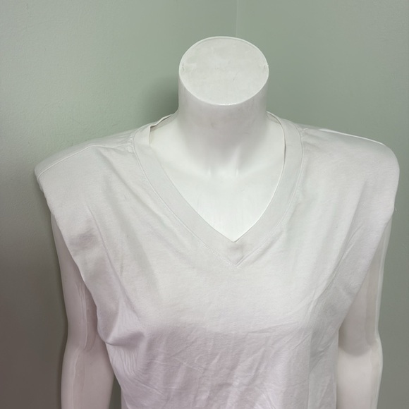 Aritzia Babaton Cropped Padded Shoulder V Neck Muscle Tee in White XS - Picture 4 of 7